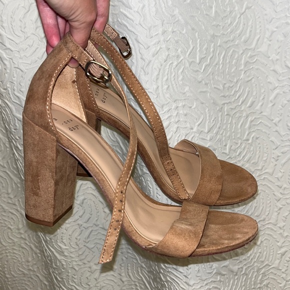 Tan Heels - Picture 2 of 5